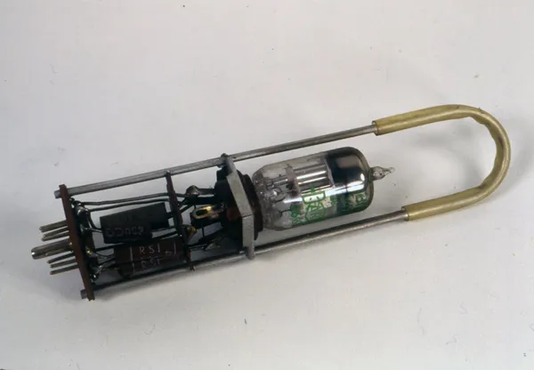 Ken Shirriff reverse-engineers and powers up a 1948 IBM 604 vacuum tube flip-flop module